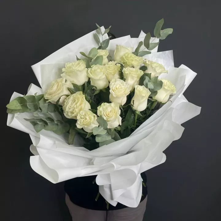 Букет из 15 белых роз с эвкалиптом - фото 1