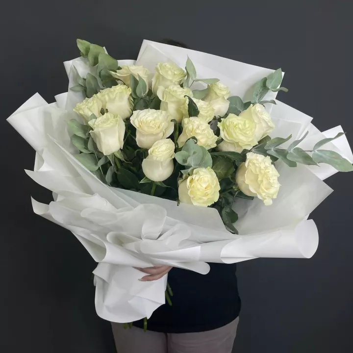 Букет из 15 белых роз с эвкалиптом - фото 2