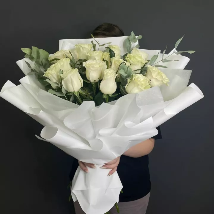Букет из 15 белых роз с эвкалиптом - фото 3