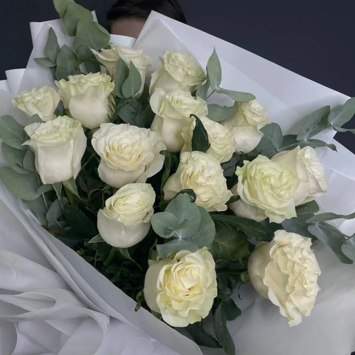 Букет из 15 белых роз с эвкалиптом - фото 4