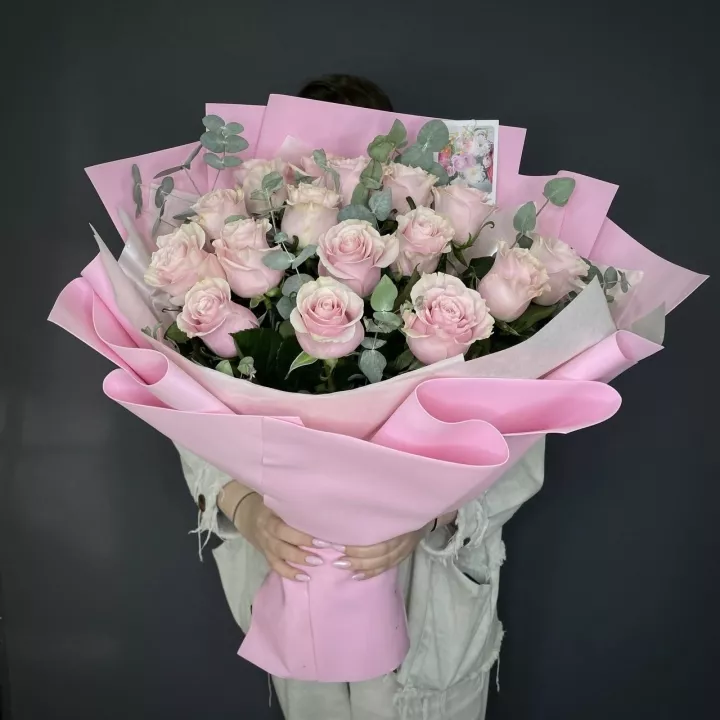 Букет из 15 розовых роз с эвкалиптом - фото 2
