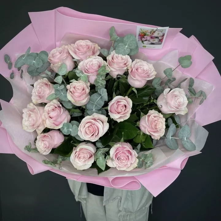 Букет из 15 розовых роз с эвкалиптом - фото 3