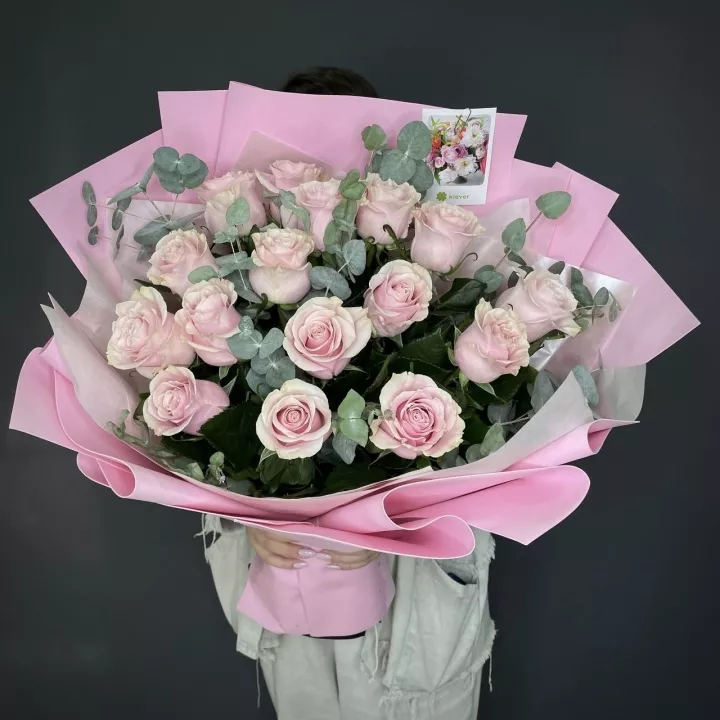 Букет из 15 розовых роз с эвкалиптом - фото 4