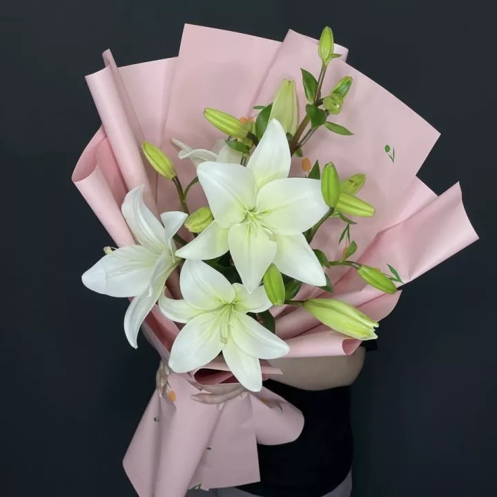 Букет из 3 белых лилий в розовой упаковке - фото 1
