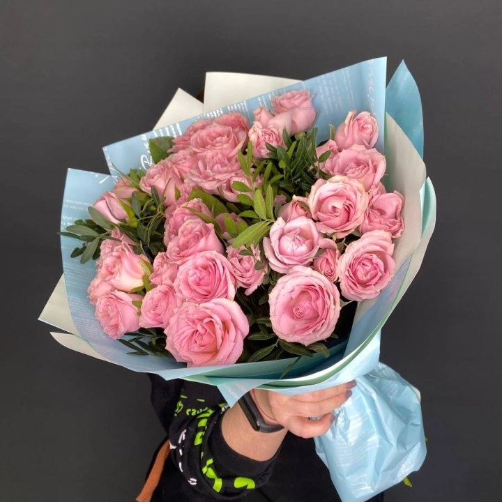 Монобукет из розовой кустовой розы с фисташкой - фото 