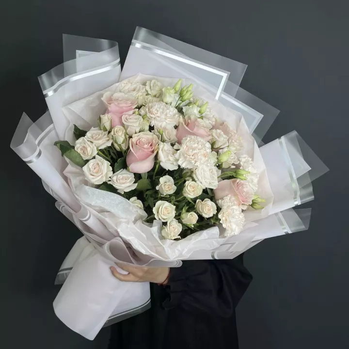 Нежный букет из эустомы, кустовой розы и диантусов - фото 1