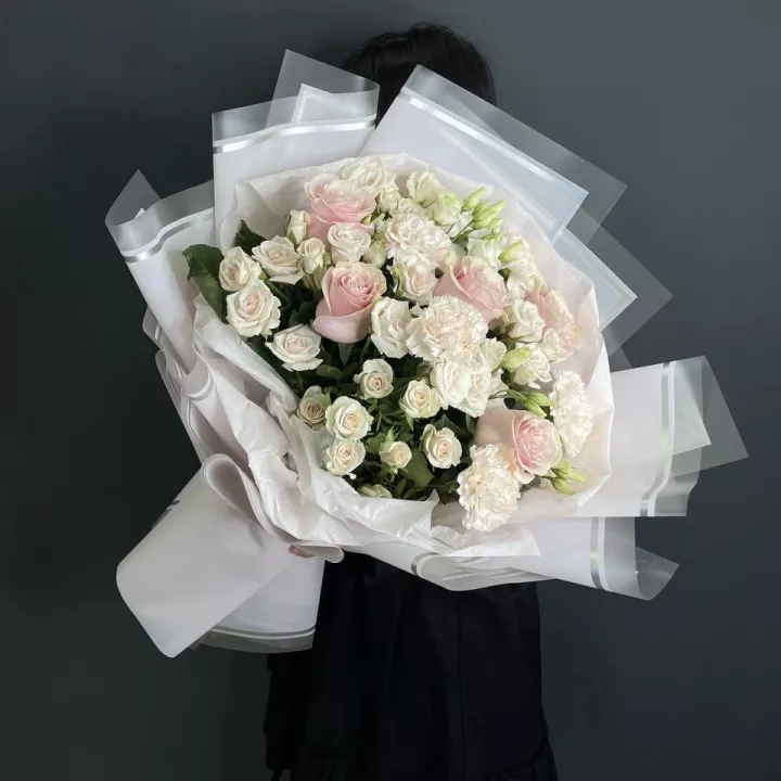 Нежный букет из эустомы, кустовой розы и диантусов - фото 5