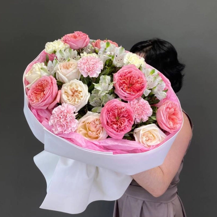 Сборный букет с пионовидными розами и альстромерией - фото 