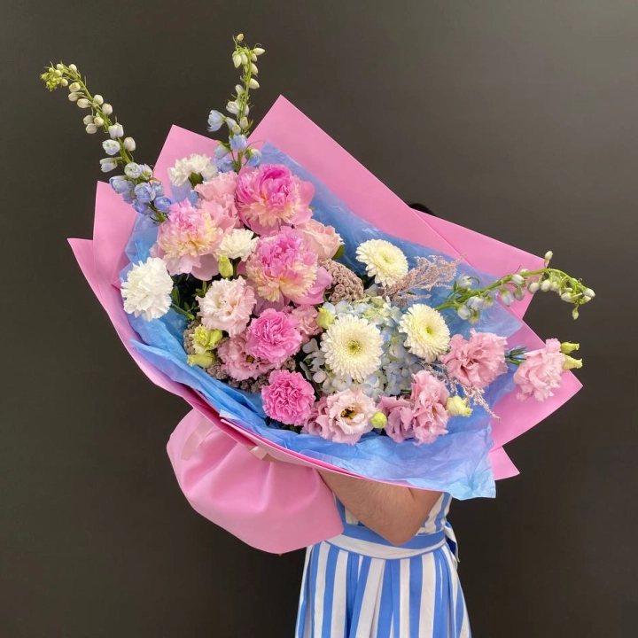 Сборный букет в голубых и розовых тонах - фото 