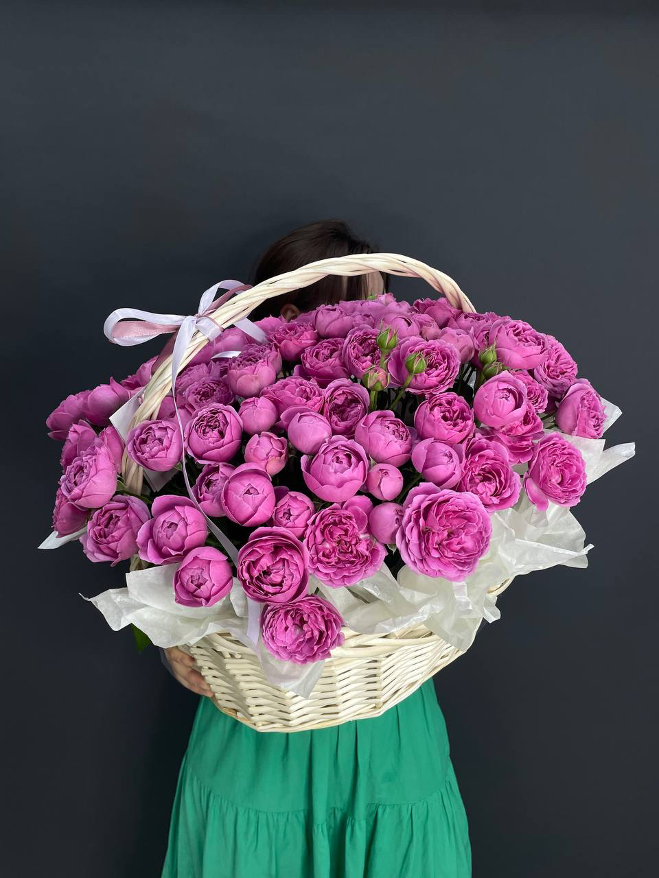 Корзина с кустовыми пионовидными розами
