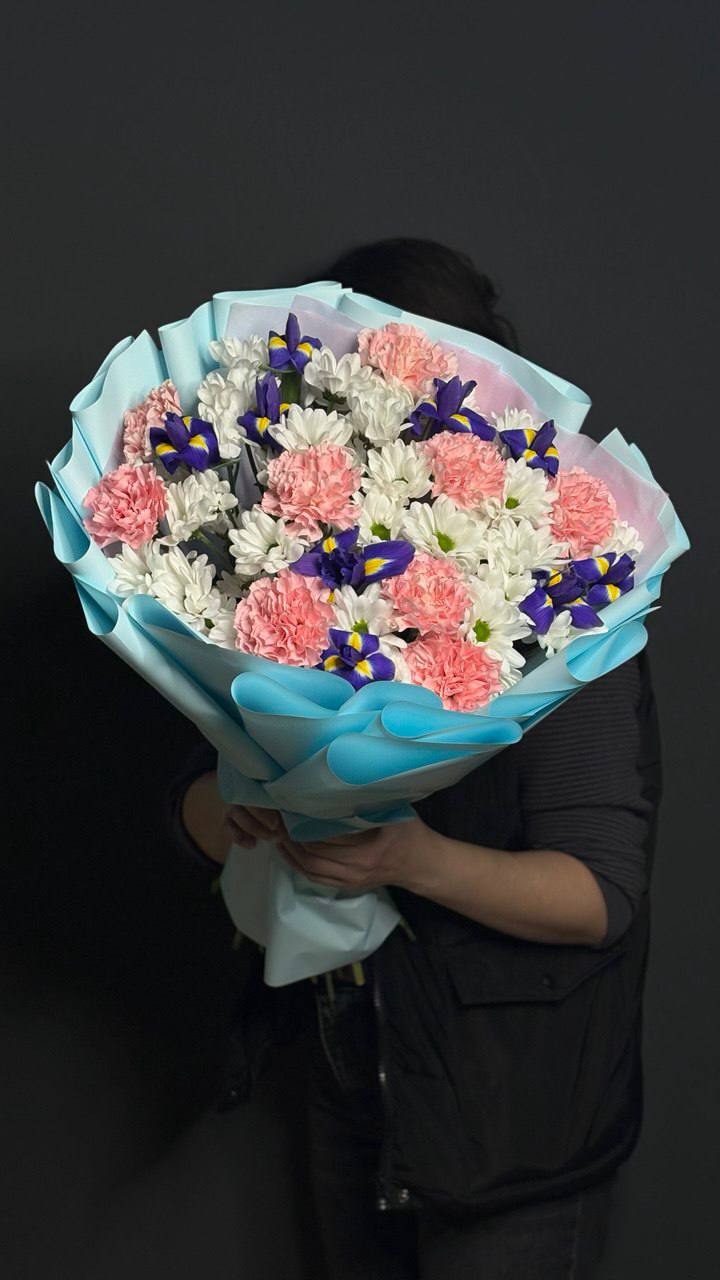 Букет с хризантемой и ирисами