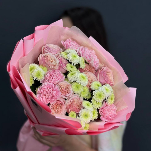 Букет с розами и сантини