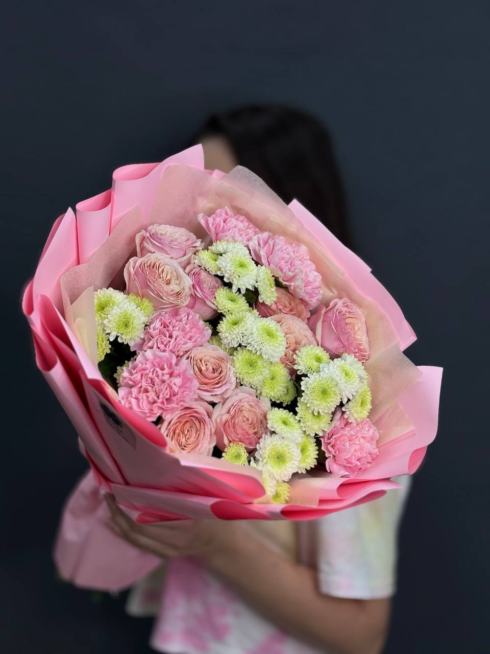 Букет с розами и сантини