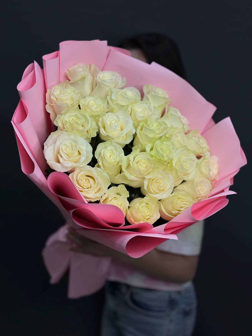 25 белых роз