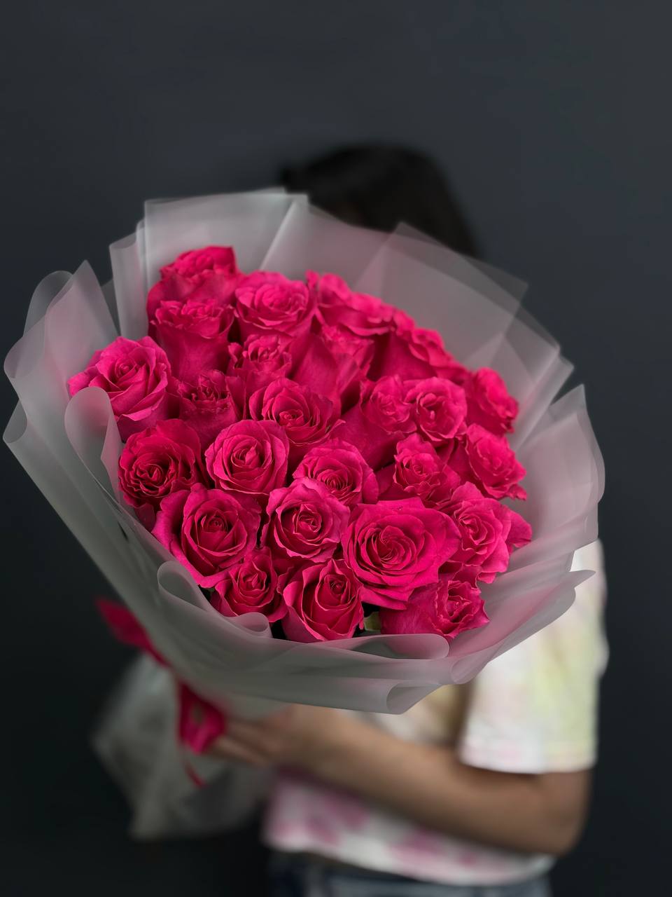 25 розовых роз