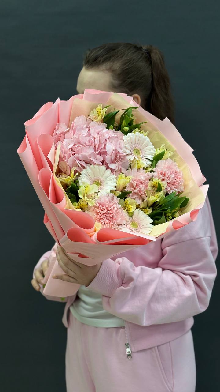 Букет с гортензией и гермини