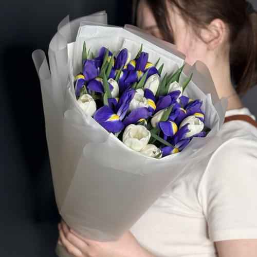 Ирисы с тюльпанами