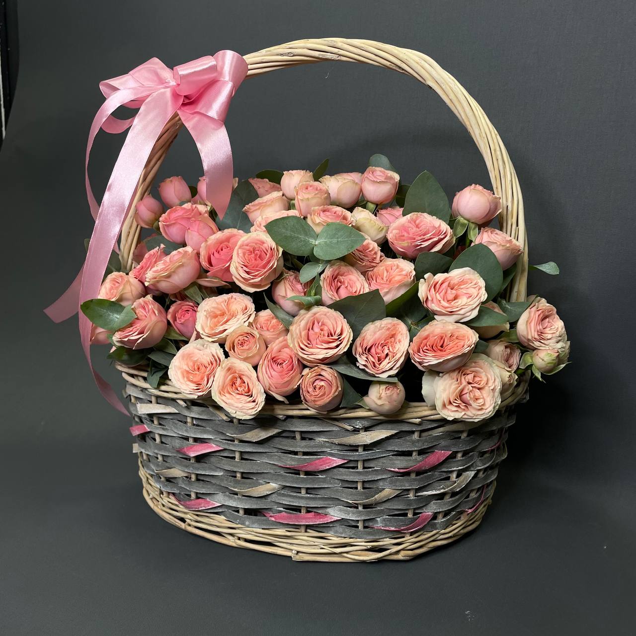 Корзина с кустовыми розами