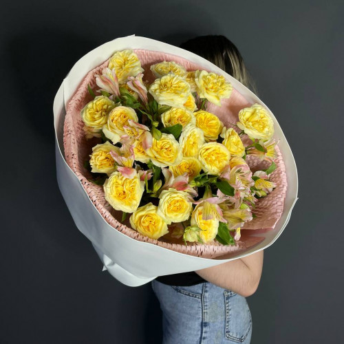 Букет с пионовидными розами и альстромерией