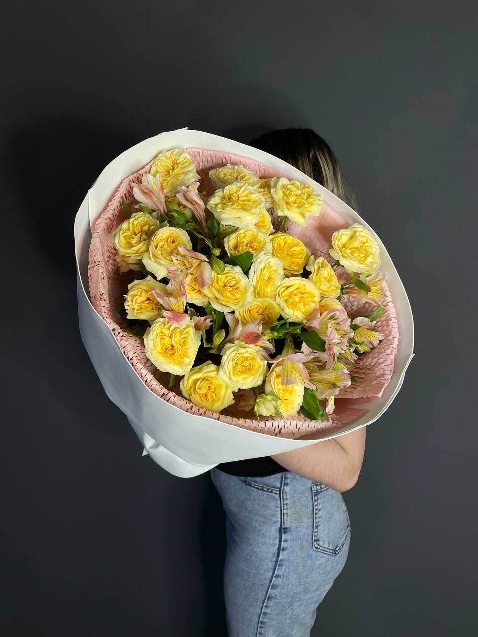 Букет с пионовидными розами и альстромерией