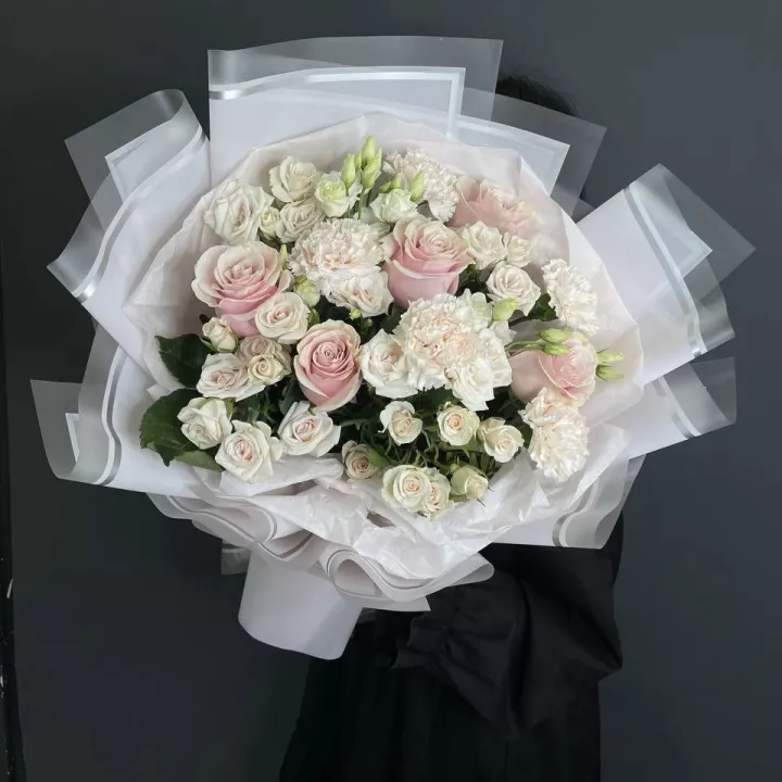 Нежный букет из эустомы, кустовой розы и диантусов - фото 2