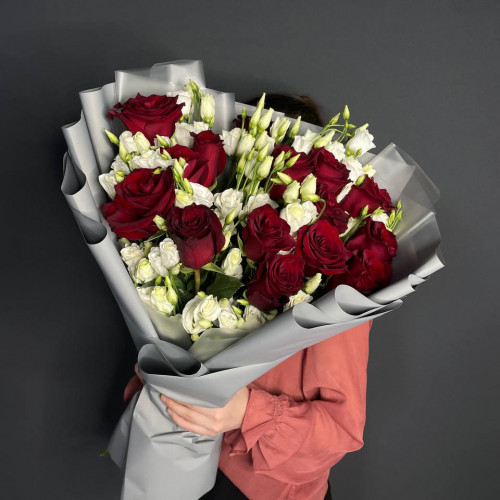 Букет с красными розами и эустомой